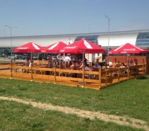 Przed terminalem w Modlinie powstał nowy bar – Food Truck – Corner Dog