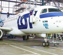 Embraer 175 LOT w nowych barwach. Tym razem reklamuje musical „Mamma Mia!”. Embraer 175 LOT w nowych barwach. Tym razem reklamuje musical „Mamma Mia!”.