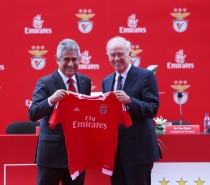 Linie Emirates zwiększają zaangażowanie w Portugalii i podpisują umowę sponsorską z Benficą Linie Emirates zwiększają zaangażowanie w Portugalii i podpisują umowę sponsorską z Benficą