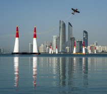 Francuz Nicolas Ivanoff wygrywa inauguracyjny przystanek Red Bull Air Race Francuz Nicolas Ivanoff wygrywa inauguracyjny przystanek Red Bull Air Race
