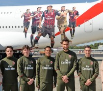 Linie Emirates i AC Milan sprawiły niespodziankę pasażerom Linie Emirates i AC Milan sprawiły niespodziankę pasażerom