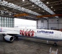 Wizerunek Roberta Lewandowskiego na samolocie Airbus A340-600 Lufthansy Wizerunek Roberta Lewandowskiego na samolocie Airbus A340-600 Lufthansy